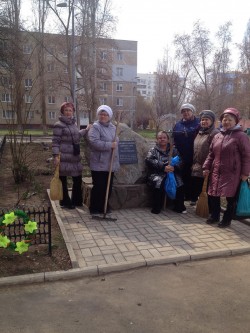 В микрорайоне «Звёздный», избирательного округа №15, члены Совета ветеранов провели  апрельский субботник на памятном знаке «Защитникам Отечества всех поколений»